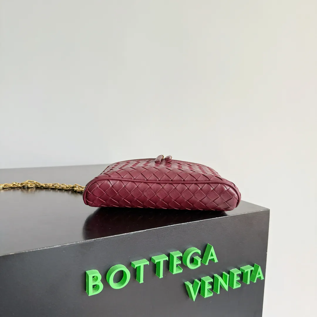Batch 1480 BOTTEGA VENETA2025 new women's small Soft Vanity cosmetic bag, using the classic Intrecciato weaving technique, inheriting the classics, the ring buckle design 😎 The light metal chain gives you a high-end sense of matching, the chain is removable, and it can be used as a handbag ~ An elegant small bag that is perfect for participating in events. The overall body of the bag is as soft as marshmallow and can be easily kneaded, showing the strong toughness and high-end feel of the leather. The touch of sheepskin is so amazing. It is so healing when pinched! I have absolutely no resistance to small bags! ! ! Style No.: 843800 Color: Barro Red Size: 19*14*3cm